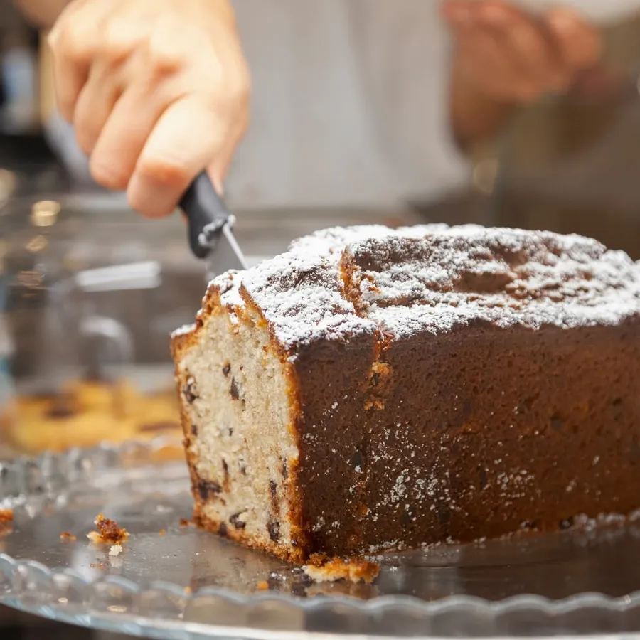 Banana bread della casa tagliato al momento