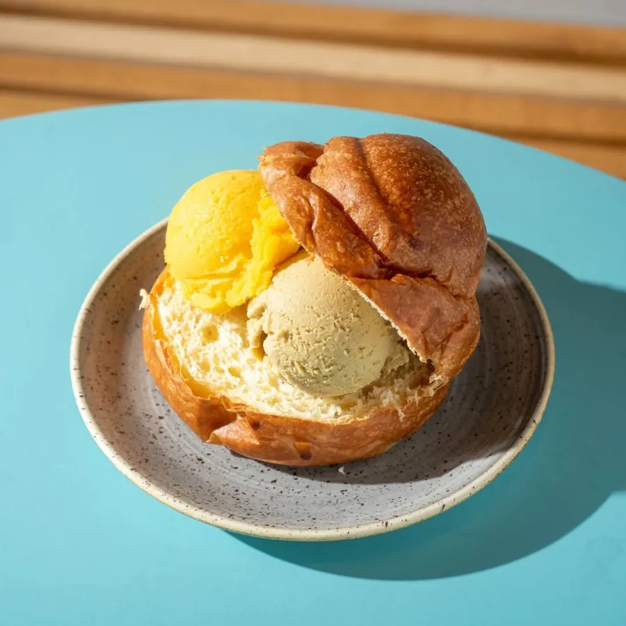 Brioche con gelato al mango e pistacchio