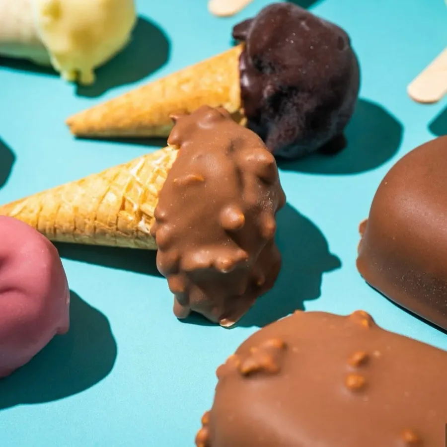 Coni gelato e pinguini ricoperti di cioccolato