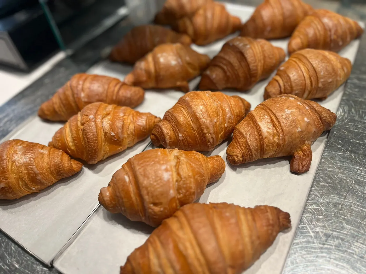 Vassoio di cornetti appena sfornati sul bancone di Velia