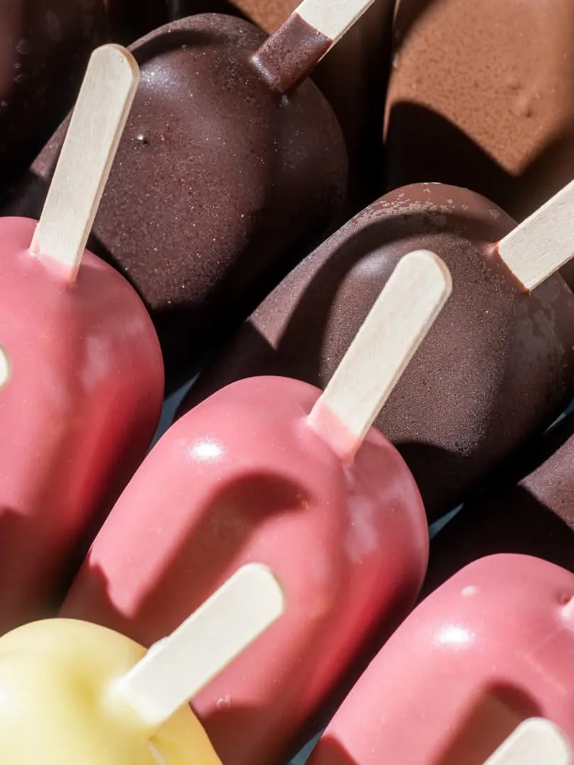 Mini stecchi Velia ricoperti di cioccolato fondente, al latte e rosa
